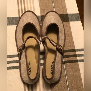 Soda Women's Cream and Brown Flats